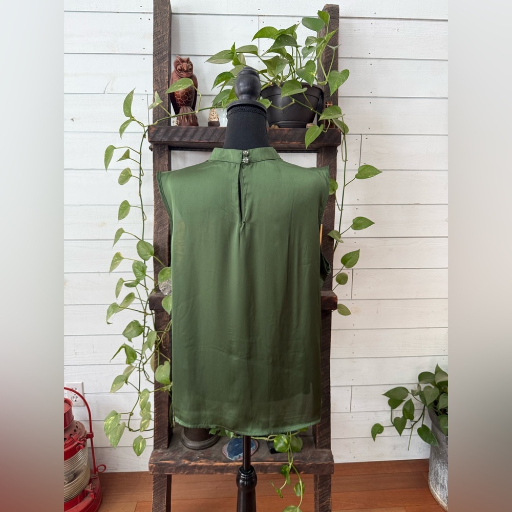 Elementz Lush Olive Green Pleated Blouse with Keyhole Backing - Picture 11 of 16